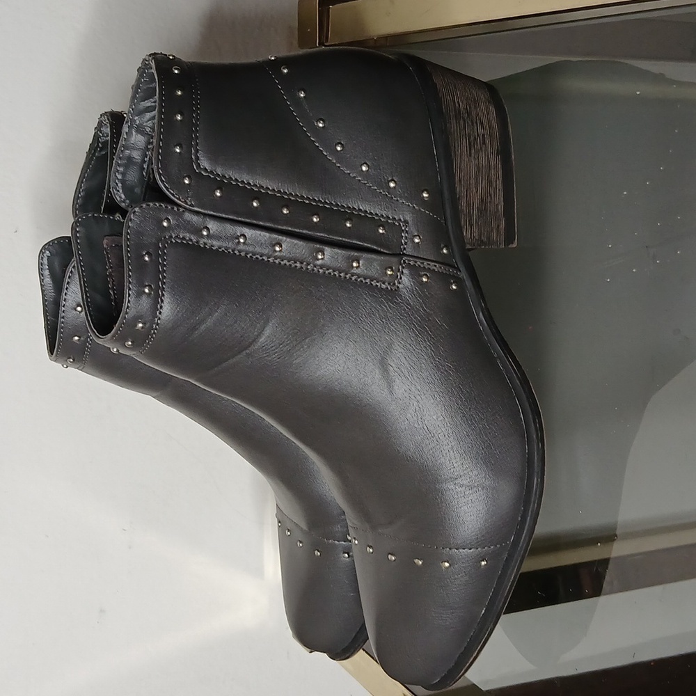 Journee collection womens Grey gypsy block heel bootie size 8